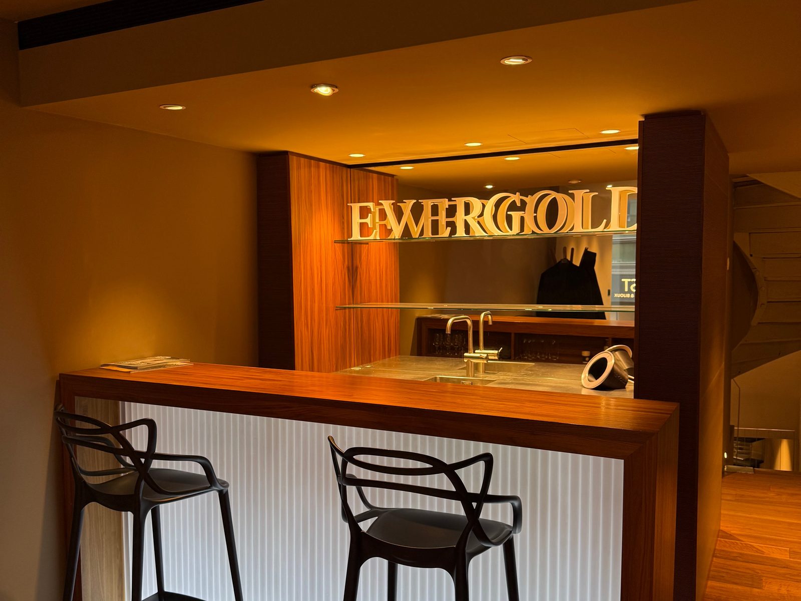 Le bar d'Evergold, à l'étage
