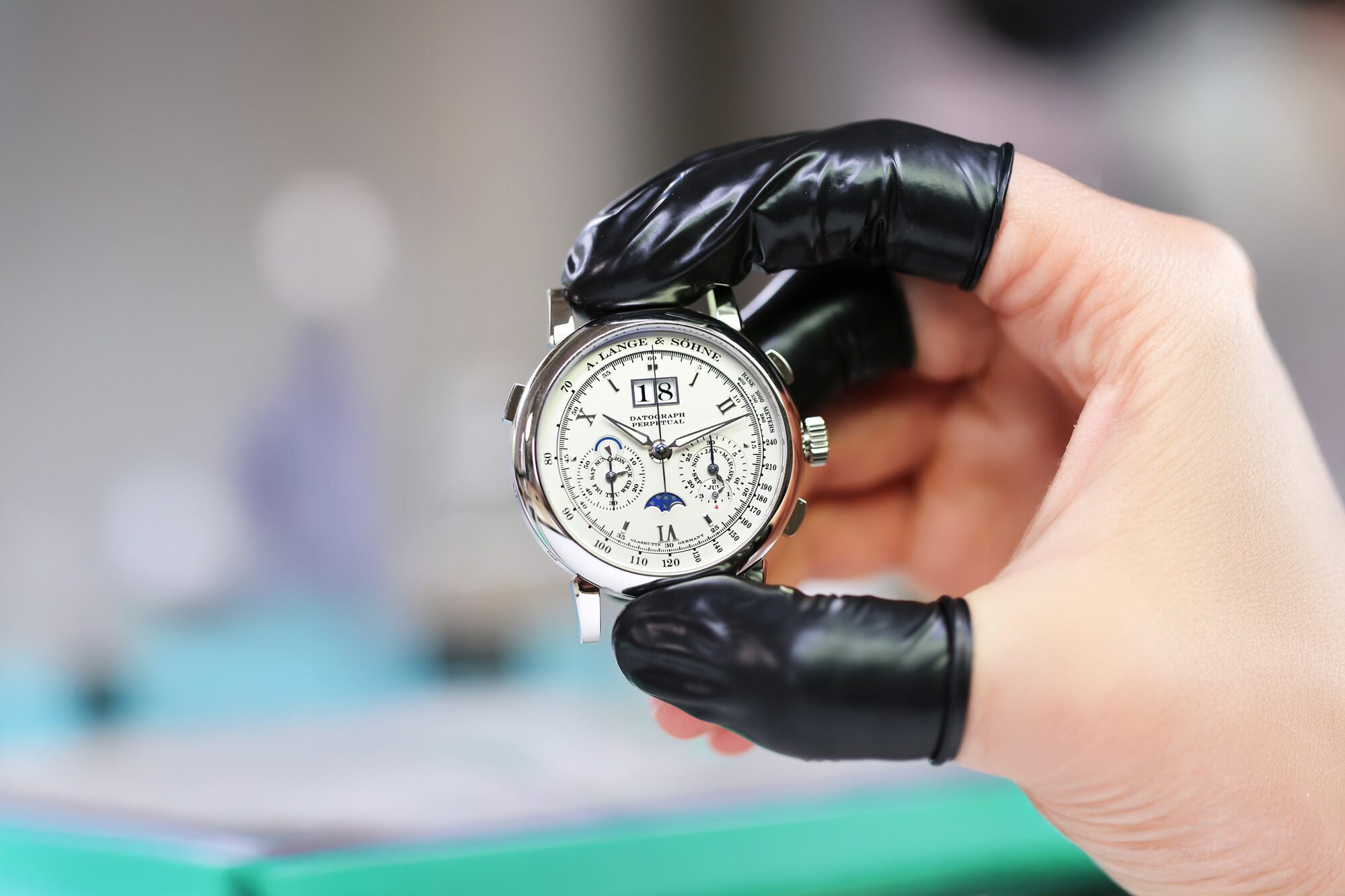 A. Lange & Söhne Datograph Perpetual entre les mains gantées de l'horloger