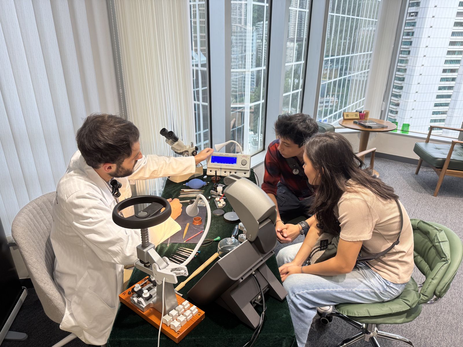 Diagnostic devant les clients au pop-up ORBIS de Hong Kong