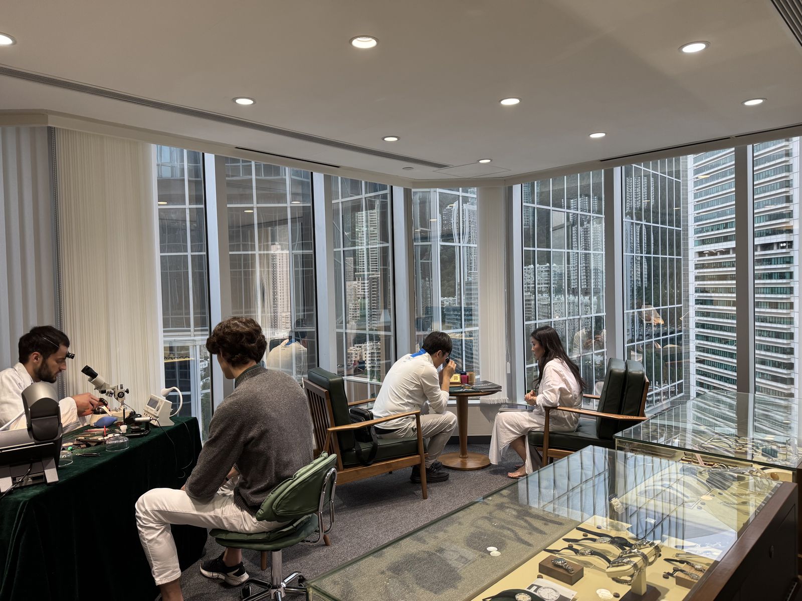 Collectionneurs reçus au pop-up ORBIS de Hong Kong