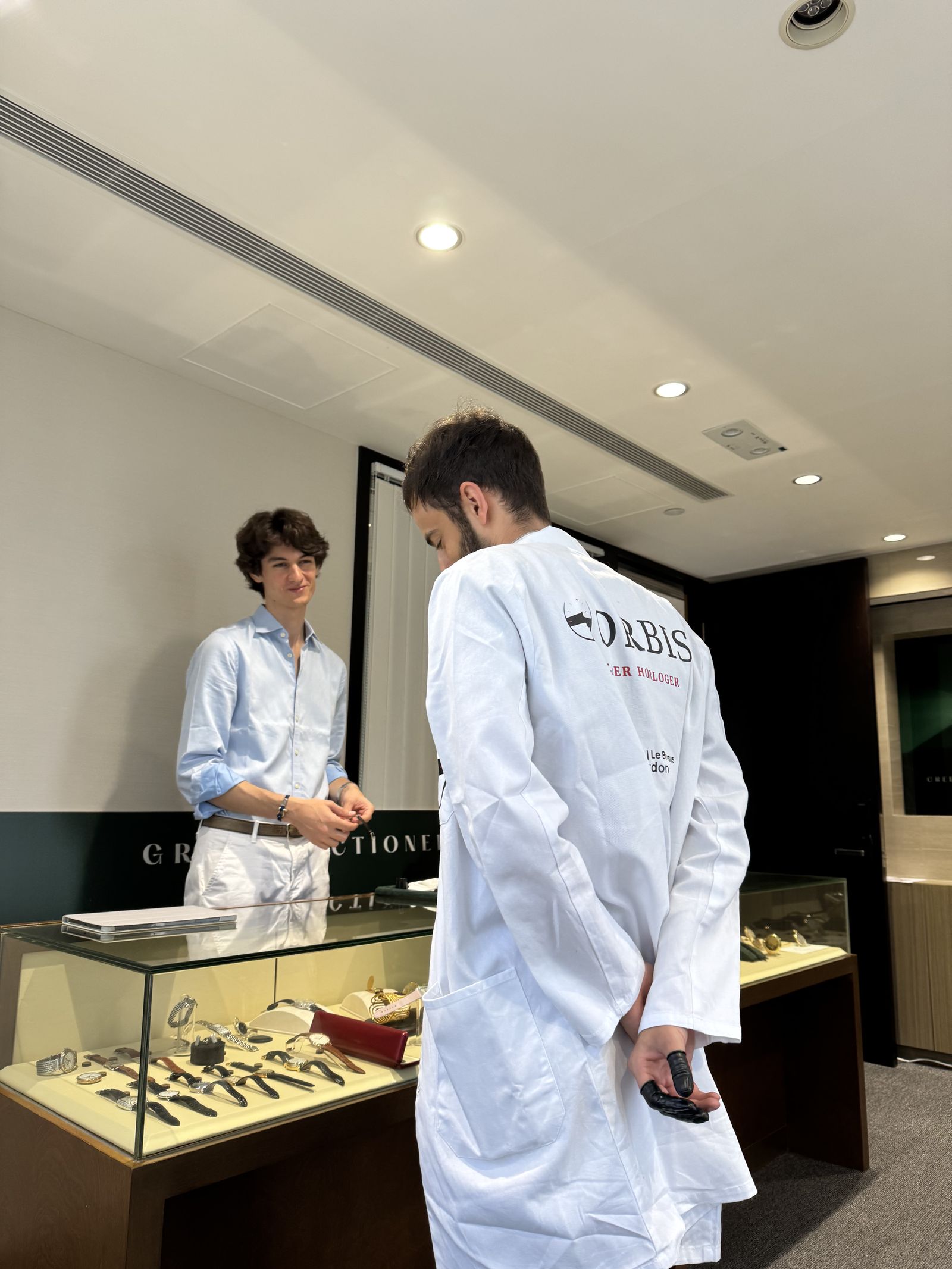 Échange avec un collectionneur devant la vitrine, Hong Kong