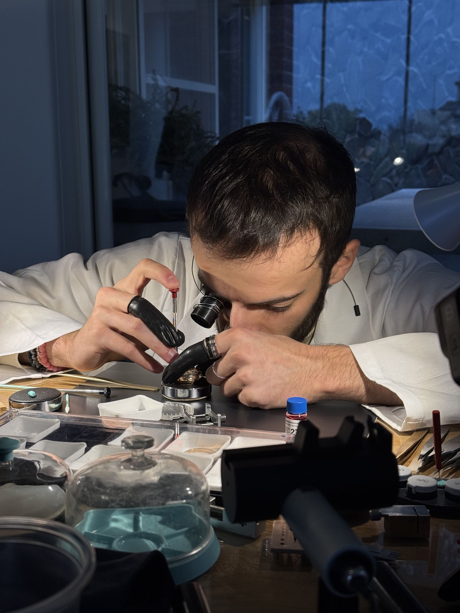 Luca Cretin à l'établi du pop-up ORBIS de Taipei au crépuscule