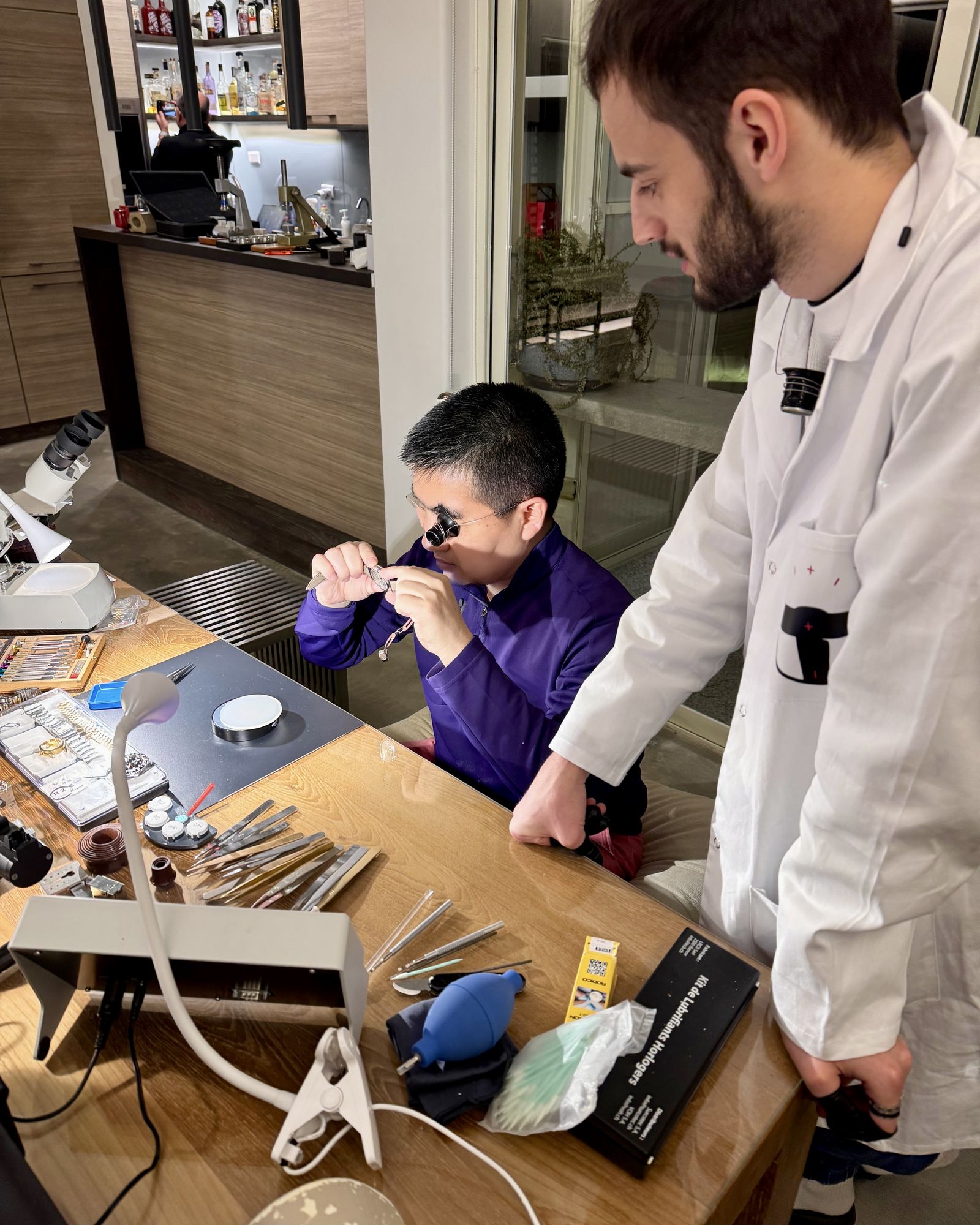 Un collectionneur découvre son mouvement au microscope, Taipei