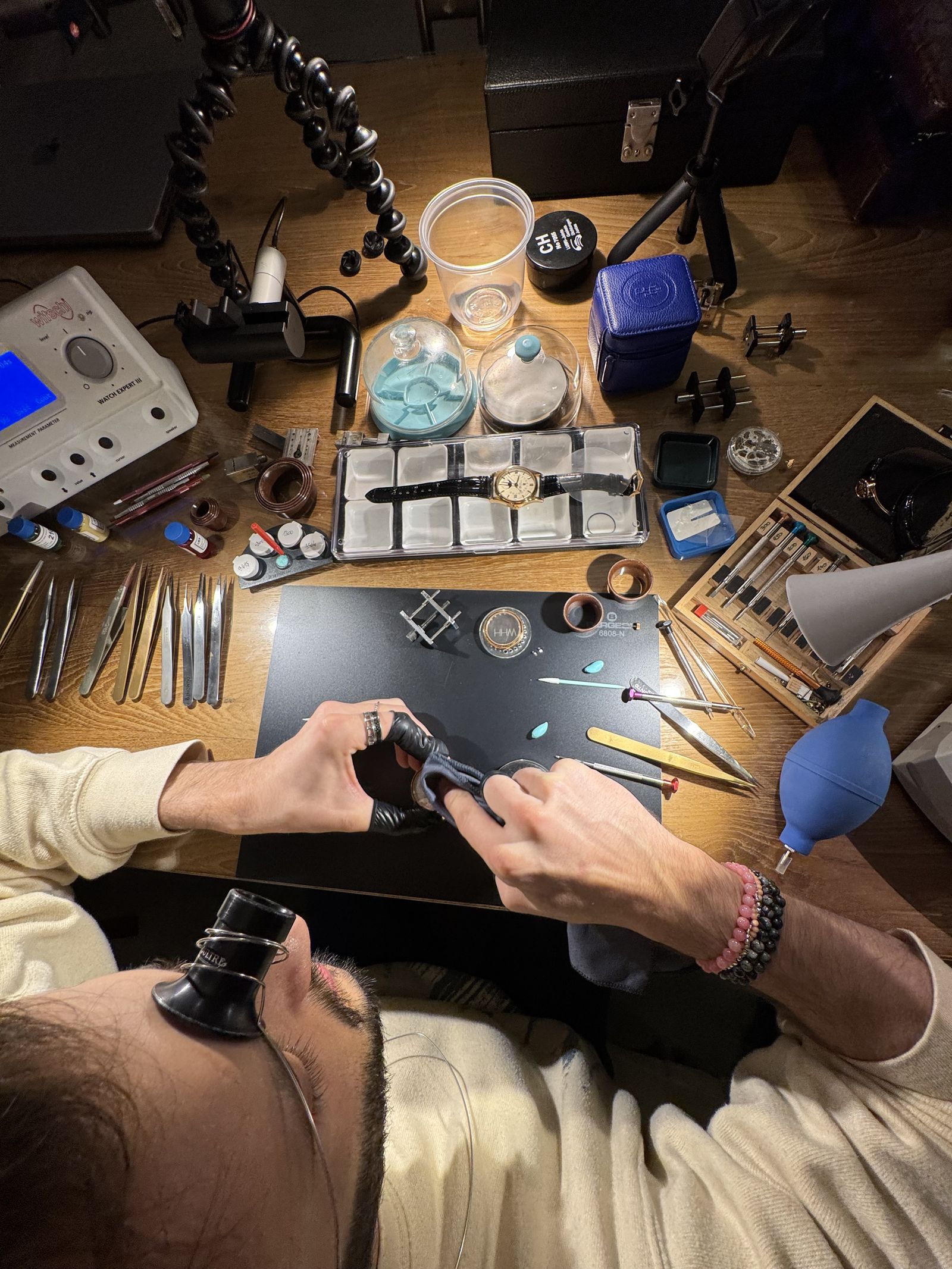 L'établi du pop-up ORBIS de Taipei vu de haut, outils et montres