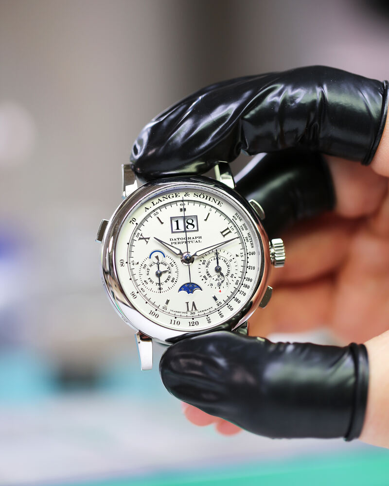A. Lange & Söhne Datograph Perpetual 410.025 tenu en main