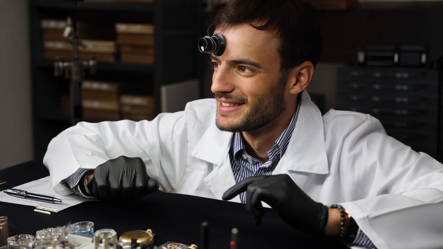 Luca Cretin, loupe vissée, à l'établi du Brassus